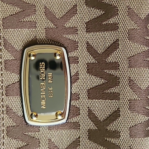 Michael Kors wristlet - Picture 3 of 6
